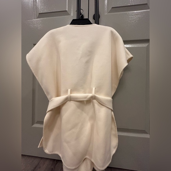 SOLD- Cashmere wool cape in cream white - Picture 3 of 6